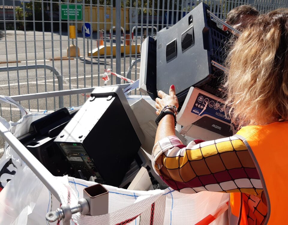 Mercato Centrale abbandono rifiuti elettronici